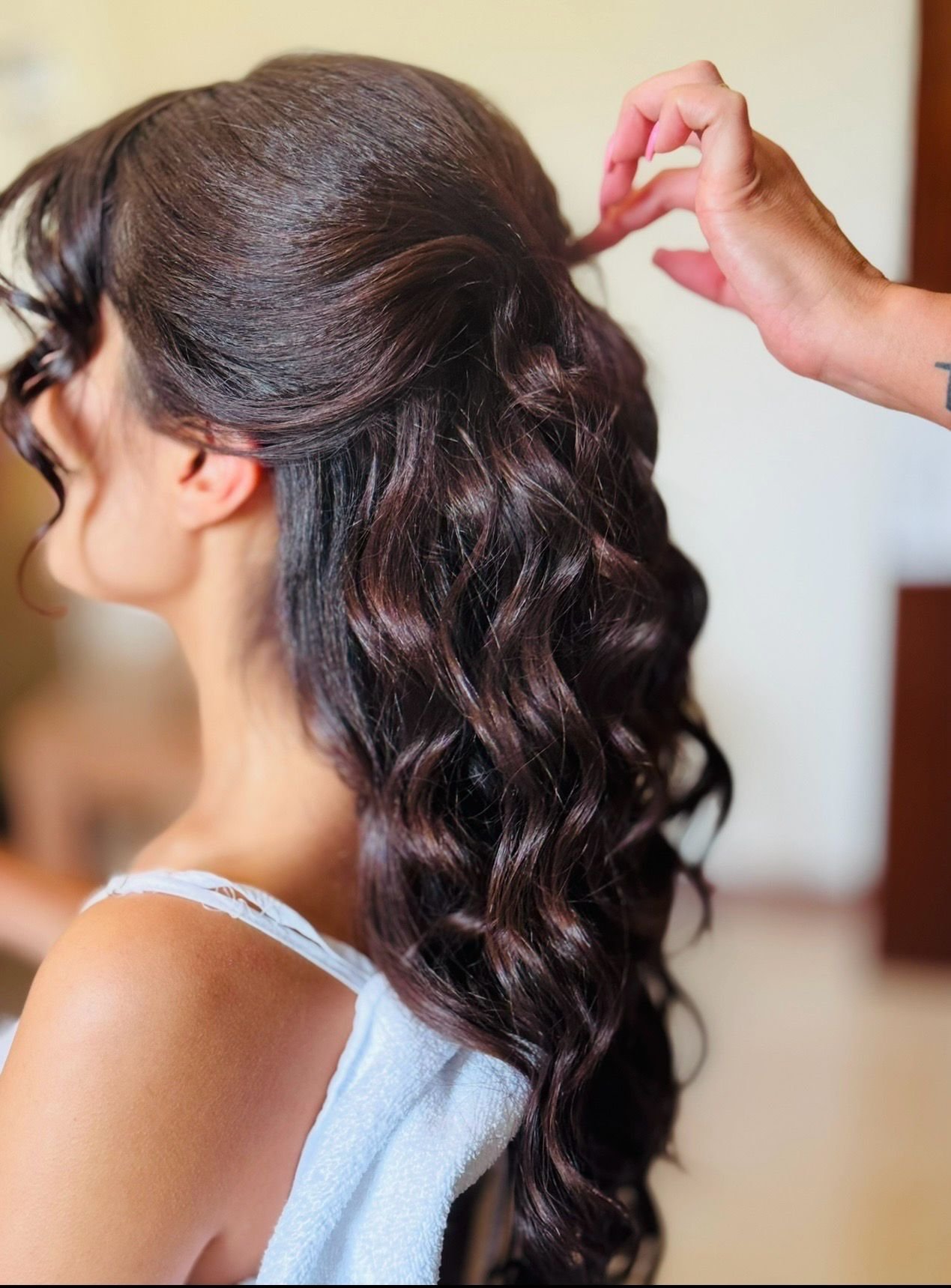 Finishing a curled hairstyle