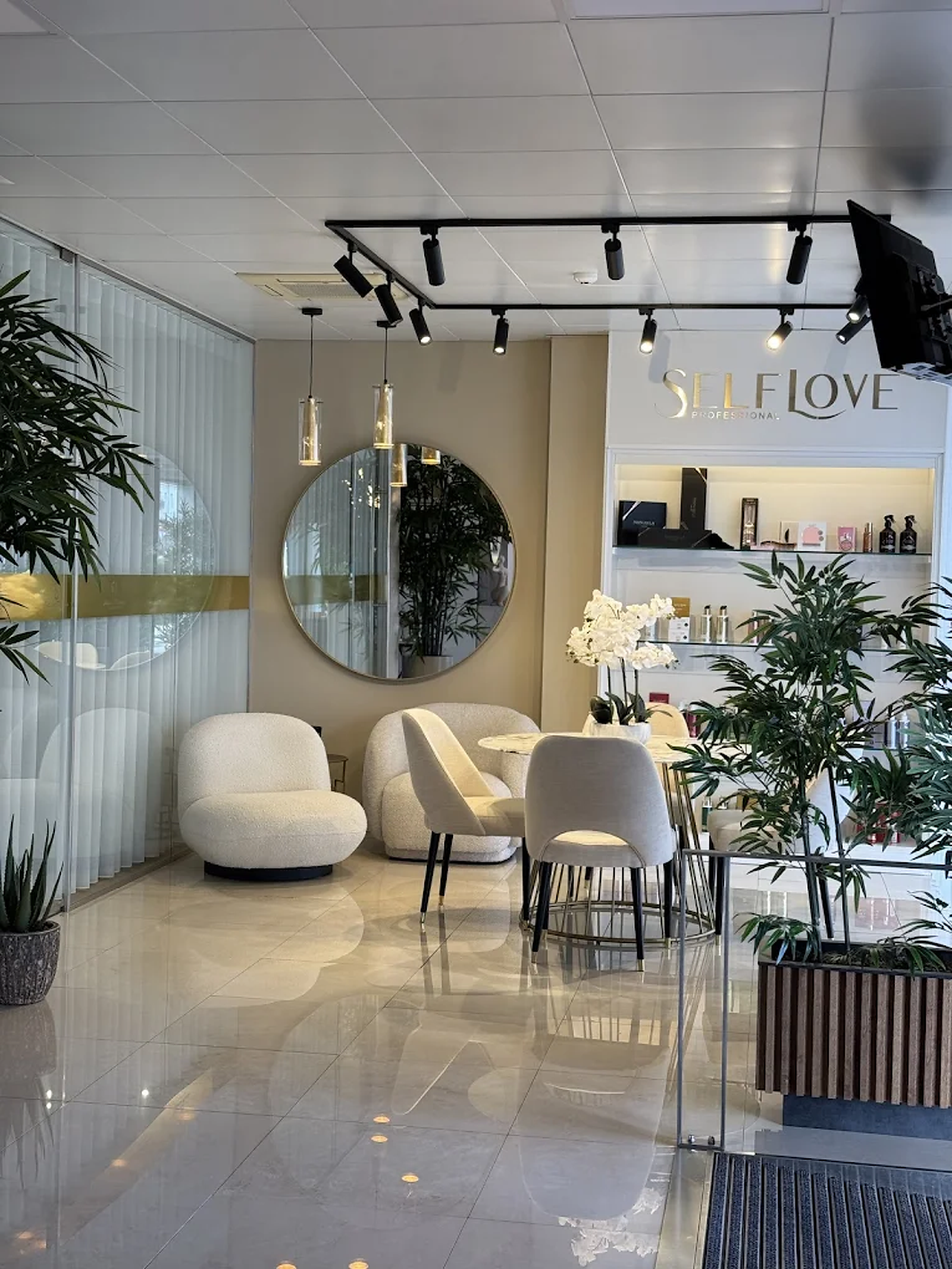 Interior do salão Catarina Medeiros em Ponta Delgada